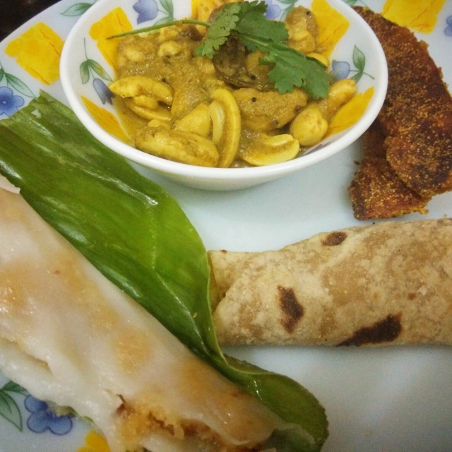Konkani fare: Kaju chi usal (kaju curry), neer fansa che kaap (rava fried breadfruit slices) and patoli (rice flour batter with coconut jaggery filling steamed in a turmeric leaf.)